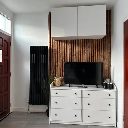 Modern En Bedroom Close To City Centre
